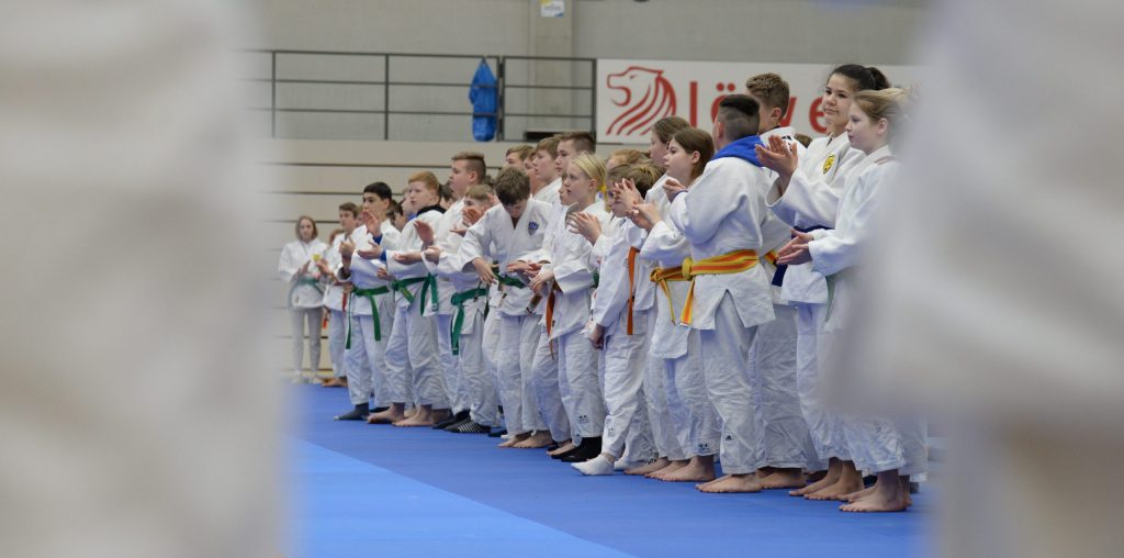 Zahlreiche Judoka stehen auf einer Matte und warten beim 4. Herrman-Cup im Jahr 2020 auf das Kommando zum Wegtreten.